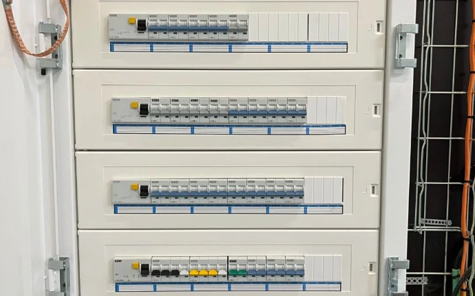 Elektriciteitskast met beveiligingen en bekabeling