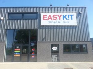 Buitenzijde van de Easykit-toonzaal in Geel