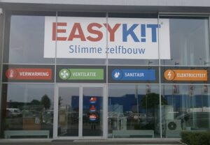 Buitenzijde van de Easykit-toonzaal in Roeselare