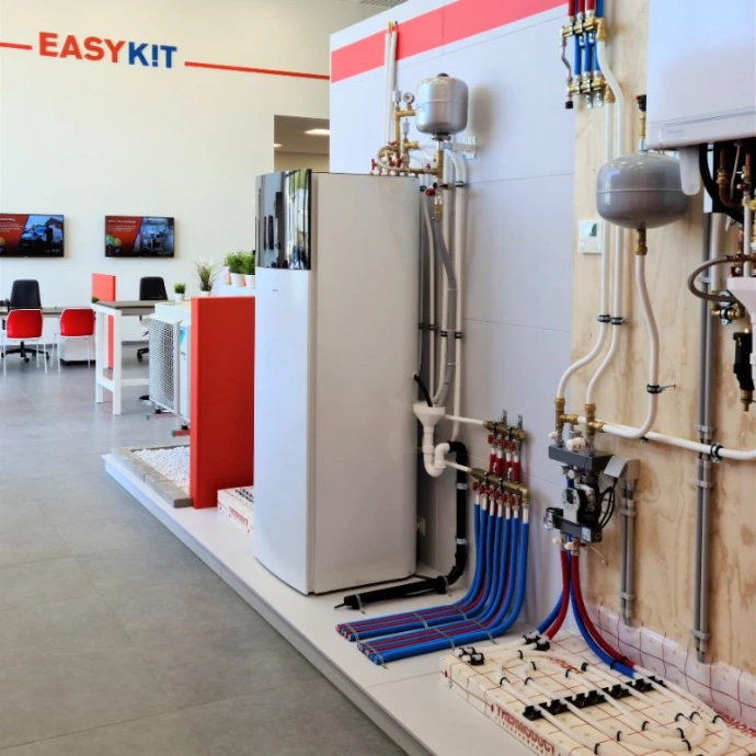 Technische installaties en demonstratiemateriaal in een Easykit-toonzaal