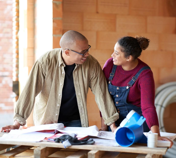 Zelfbouwers bespreken woningtechnieken en materiaal voor hun project