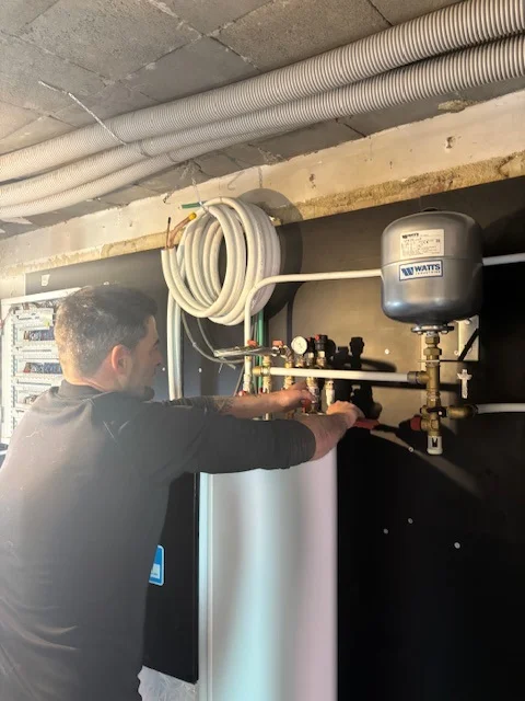 Sofie en Aiko werken samen met een Easykit-technieker op hun werf