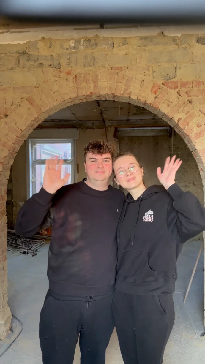 Sofie en Aiko tijdens de zelfbouw renovatie van hun woning