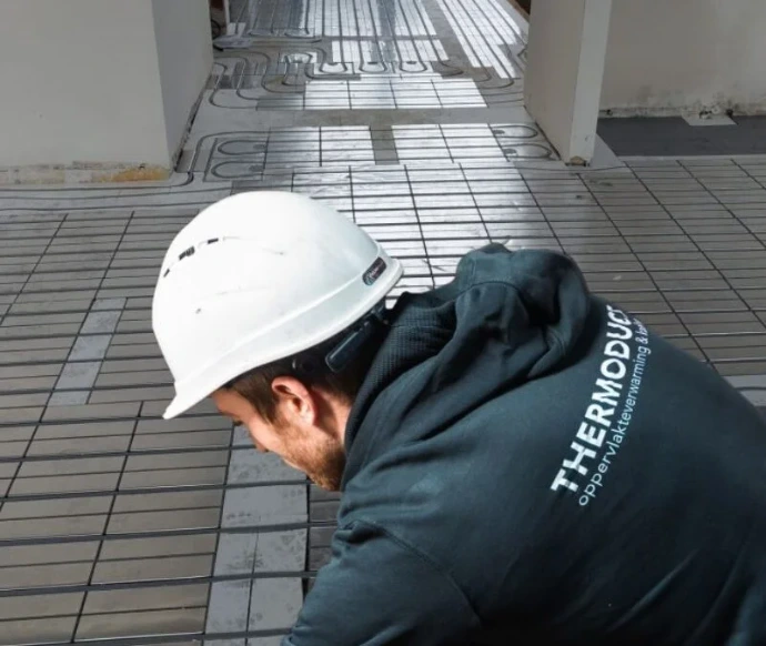 Vloerverwarming wordt gecontroleerd met een druktest