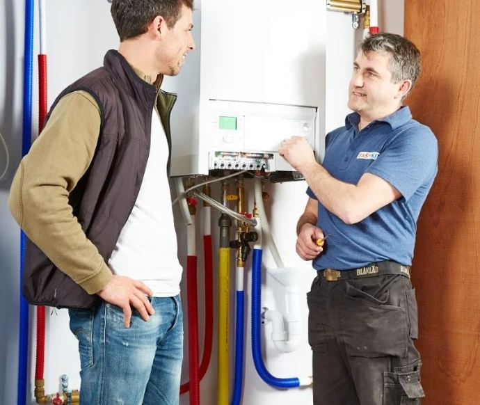 Easykit-technieker controleert en start een verwarmingsinstallatie op