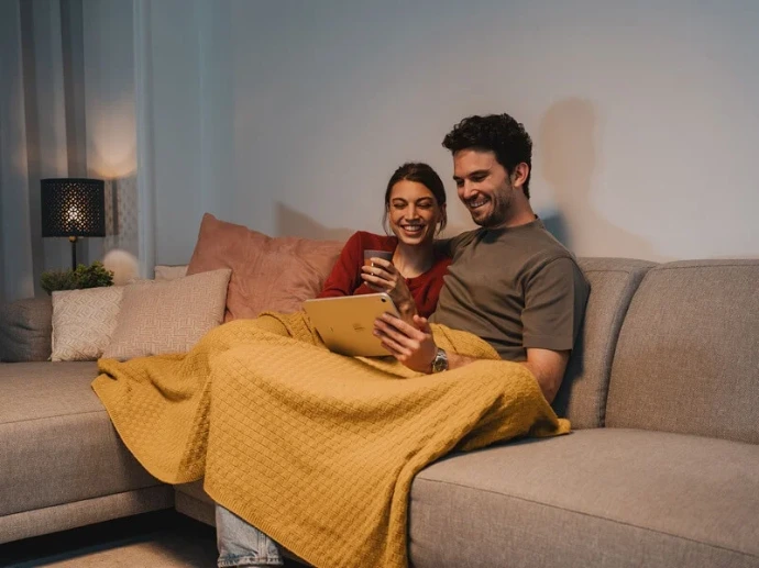 Koppel gebruikt een tablet voor meer wooncomfort met Niko Home Control