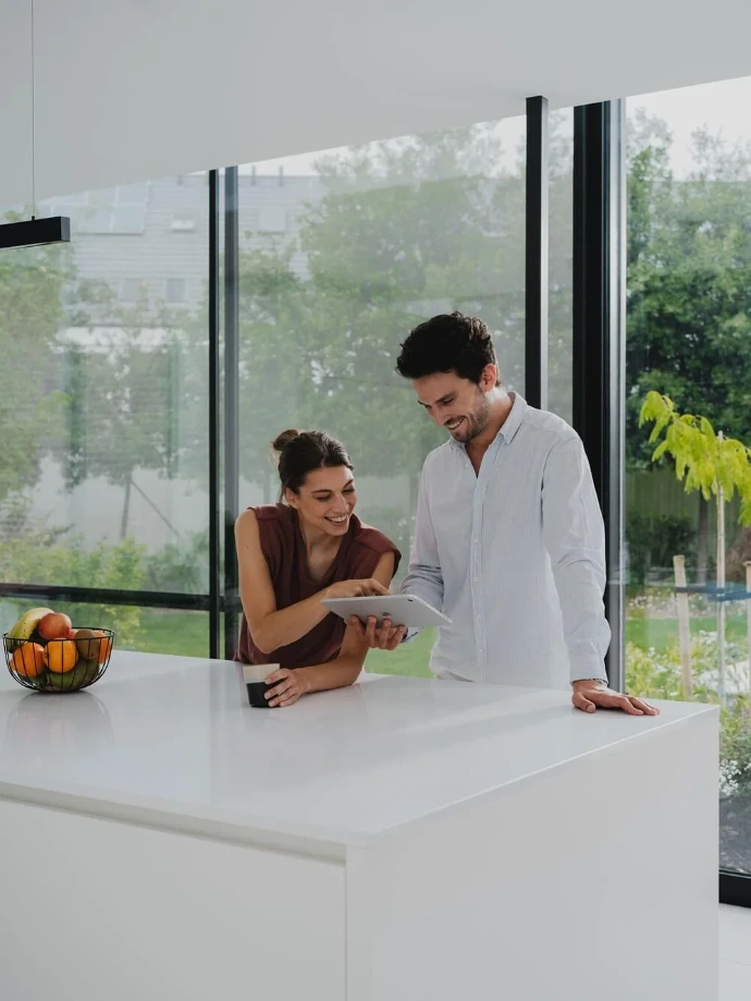 Koppel bedient een slimme woning met Niko Home Control via een tablet