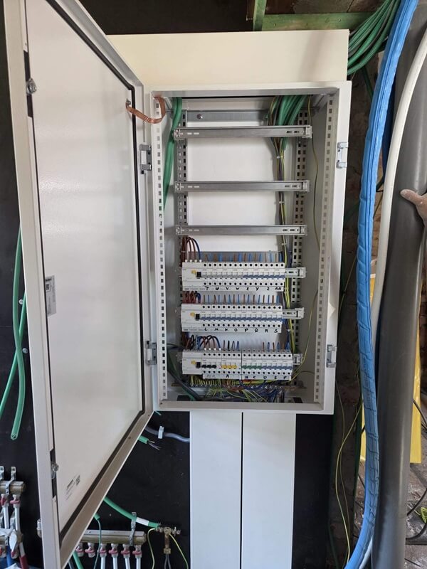 Elektriciteitskast tijdens de totaalrenovatie van Kato met Easykit