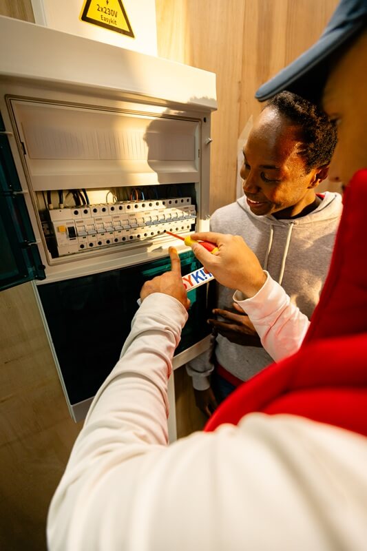 Technische begeleiding bij een elektriciteitskast van Easykit