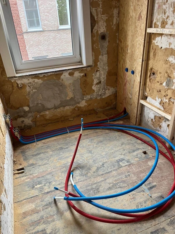 Sanitaire waterleidingen zelf plaatsen tijdens een renovatie met Easykit