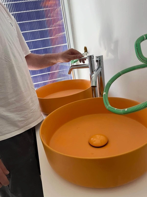 Kraan en wastafel zelf monteren tijdens een sanitaire renovatie
