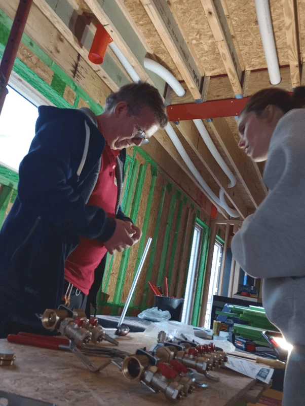 Easykit-technieker Timmy geeft Margot uitleg tijdens een assistentiedag op de werf