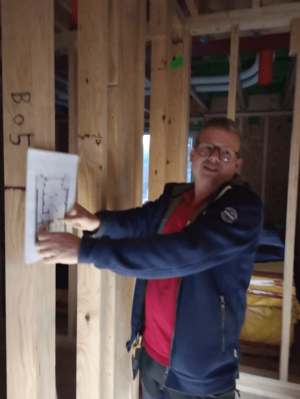 Easykit-technieker Timmy bespreekt een bouwplan op de werf